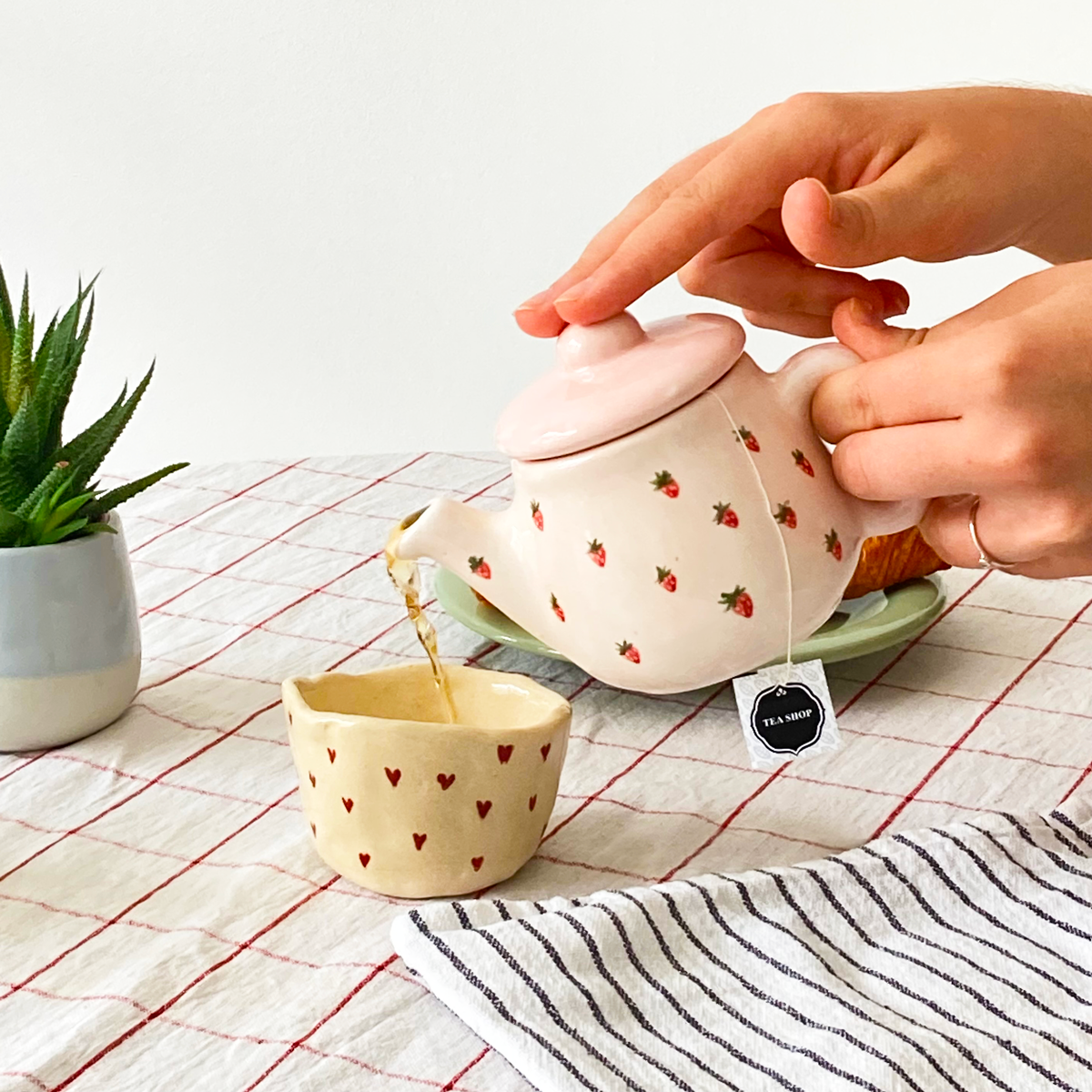 Tetera strawberry latte - Pieza única