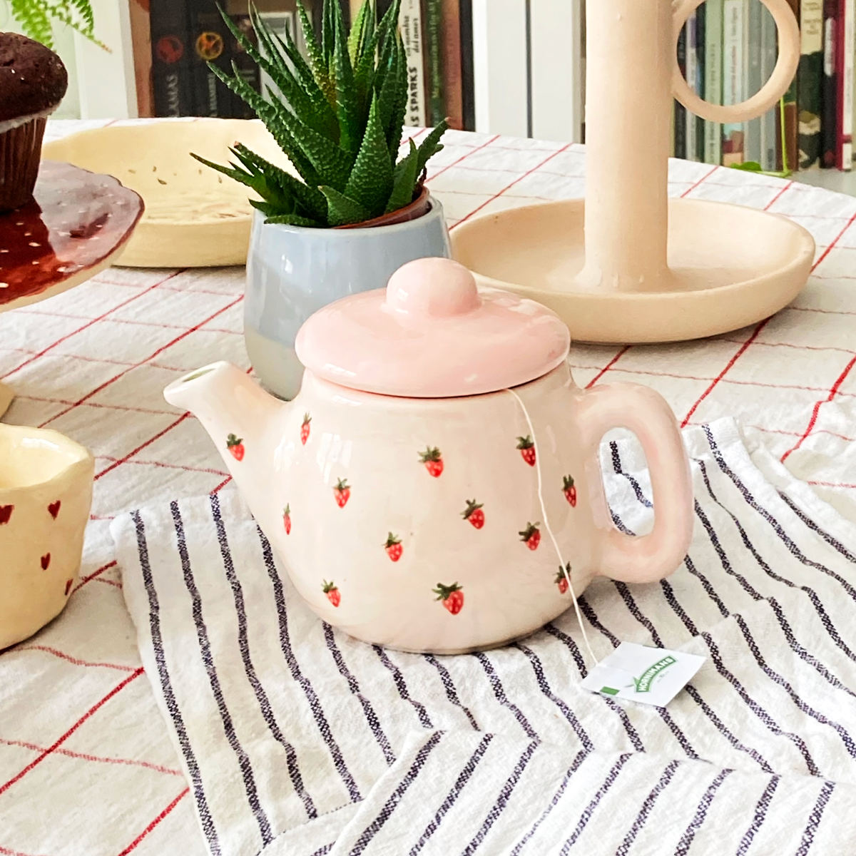 Tetera strawberry latte - Pieza única