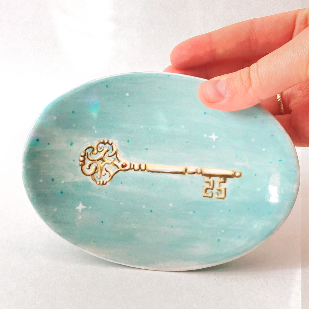 jabonera de cerámica Carillustration pintada a mano con diseño de llave